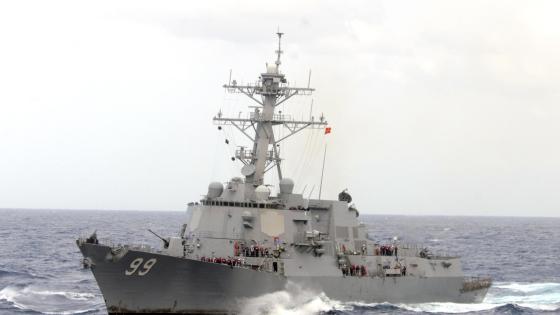 المدمرة الأميركية التي أمرها البنتاغون الأسبوع الماضي بالتوجه نحو مضيق هرمز بعد احتجاز سفينة شحن من قبل إيران (رويترز)